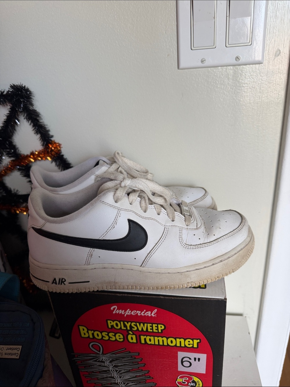 Men’s nike White Sneakers with Black Swoosh